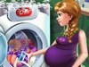 Беременная Анна стирает одежду играть